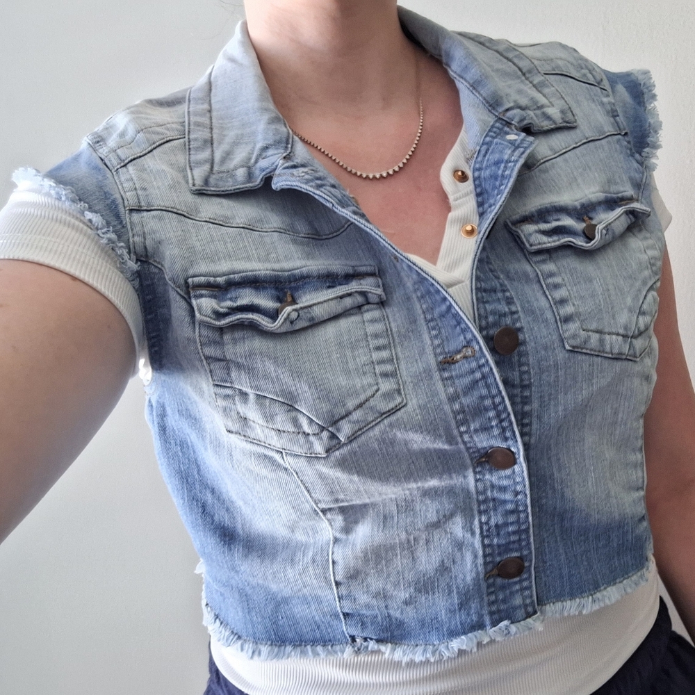 No Boundaries Light Blue Distressed Cropped Denim Vest